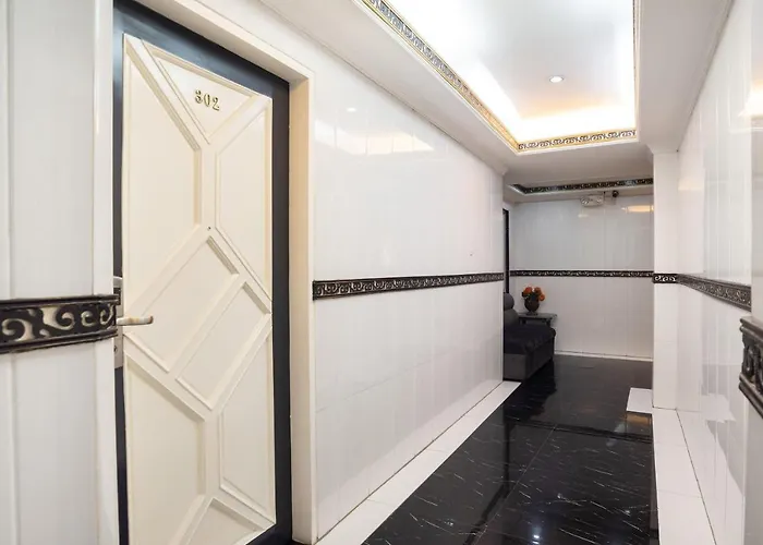 Oyo 138 White Palace 2*